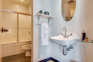 Combined shower/bathtub, hair dryer, towels