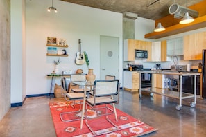 Fridge, microwave, oven, stovetop - Stylish Loft Near Downtown Broadway! (Nashville)