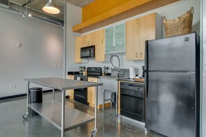 Réfrigérateur, four à micro-ondes, un four, surface de cuisson