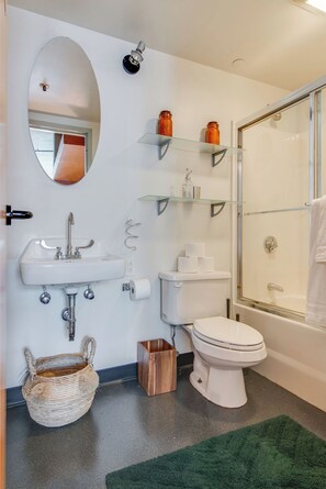 Combined shower/tub, hair dryer, towels - Stylish Loft in the Heart of Nashville (Nashville)