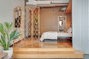 2 bedrooms, iron/ironing board, WiFi, bed sheets - Stylish Loft in the Heart of Nashville (Nashville)