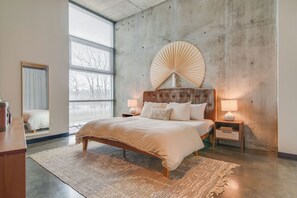 2 bedrooms, iron/ironing board, WiFi, bed sheets - Stylish Loft in the Heart of Nashville (Nashville)