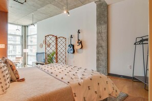 2 bedrooms, iron/ironing board, WiFi, bed sheets - Stylish Loft in the Heart of Nashville (Nashville)