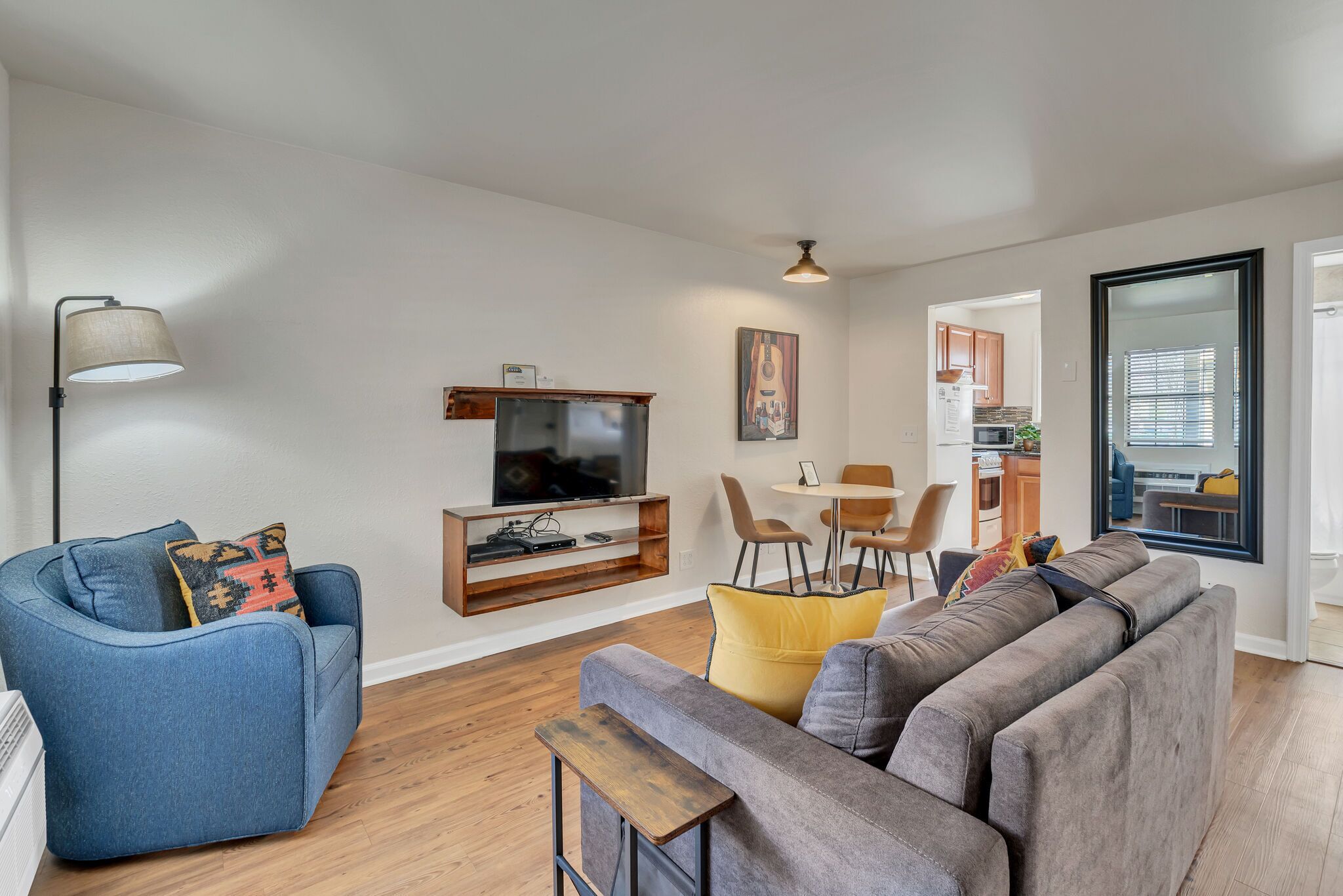 2 Bedroom 1 Bathroom 1 mile from Broadway!