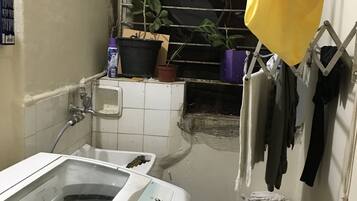 Chuveiro, secador de cabelo, bidê, toalhas de banho