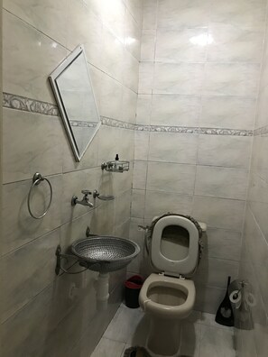 Chuveiro, secador de cabelo, bidê, toalhas de banho