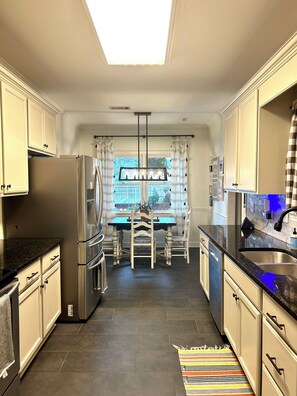 冰箱、微波炉、烤箱、炉灶