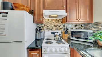 Een koelkast, een magnetron, een oven, een kookplaat