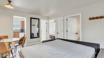 2 bedrooms, iron/ironing board, free internet, bed sheets