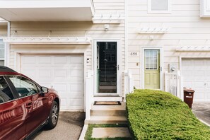 Exterior detail - Perfect 1-Bedroom Apt. by the Beach in NYC (Queens)