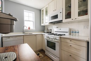 Fridge, microwave, oven, stovetop - Perfect 1-Bedroom Apt. by the Beach in NYC (Queens)