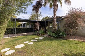 Property grounds - Heart of Venice Designer Home Near Abbot Kinney (Los Angeles)