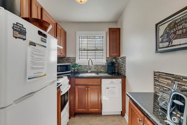 Réfrigérateur, micro-ondes, four, plaque de cuisson