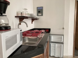 Kühlschrank, Mikrowelle, Herdplatte, Mixer