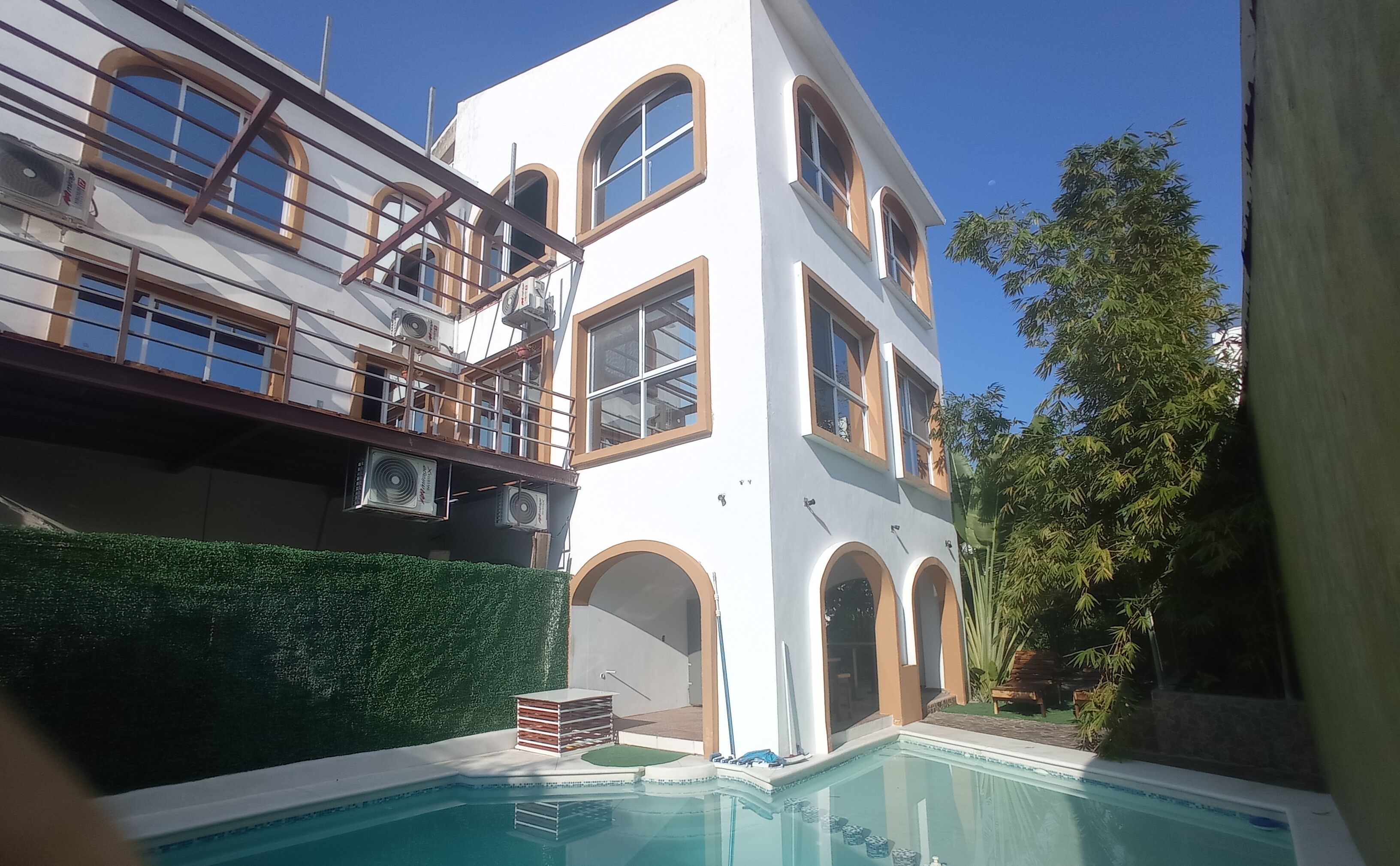 Una piscina al aire libre