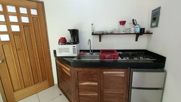 Réfrigérateur, micro-ondes, plaque de cuisson, blender