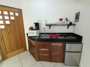 Een koelkast, een microgolfoven, een kookplaat, een blender