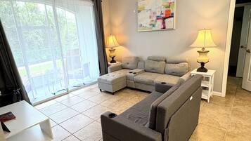 Een smart-tv, een tafeltennistafel en een kantoor