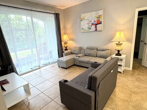 Una Smart TV, una mesa de tenis de mesa, una oficina