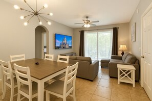 Una Smart TV, una mesa de tenis de mesa, una oficina