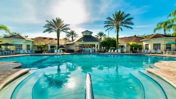 Utomhuspool och uppvärmd pool