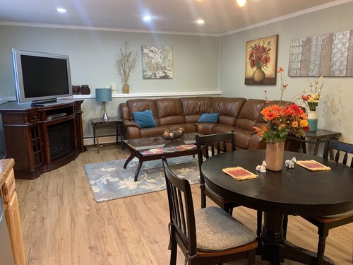 Beautiful Private Apartment by the Airport 5-10 mins away from Downtown