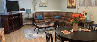 Beautiful Private Apartment by the Airport 5-10 mins away from Downtown