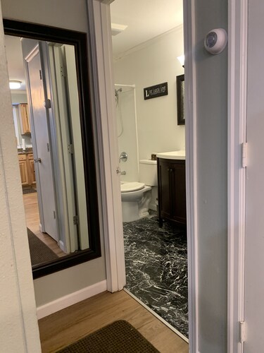 Beautiful Private Apartment by the Airport 5-10 mins away from Downtown