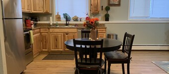 Beautiful Private Apartment by the Airport 5-10 mins away from Downtown