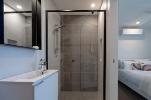 Dusche, Handtücher, Shampoo