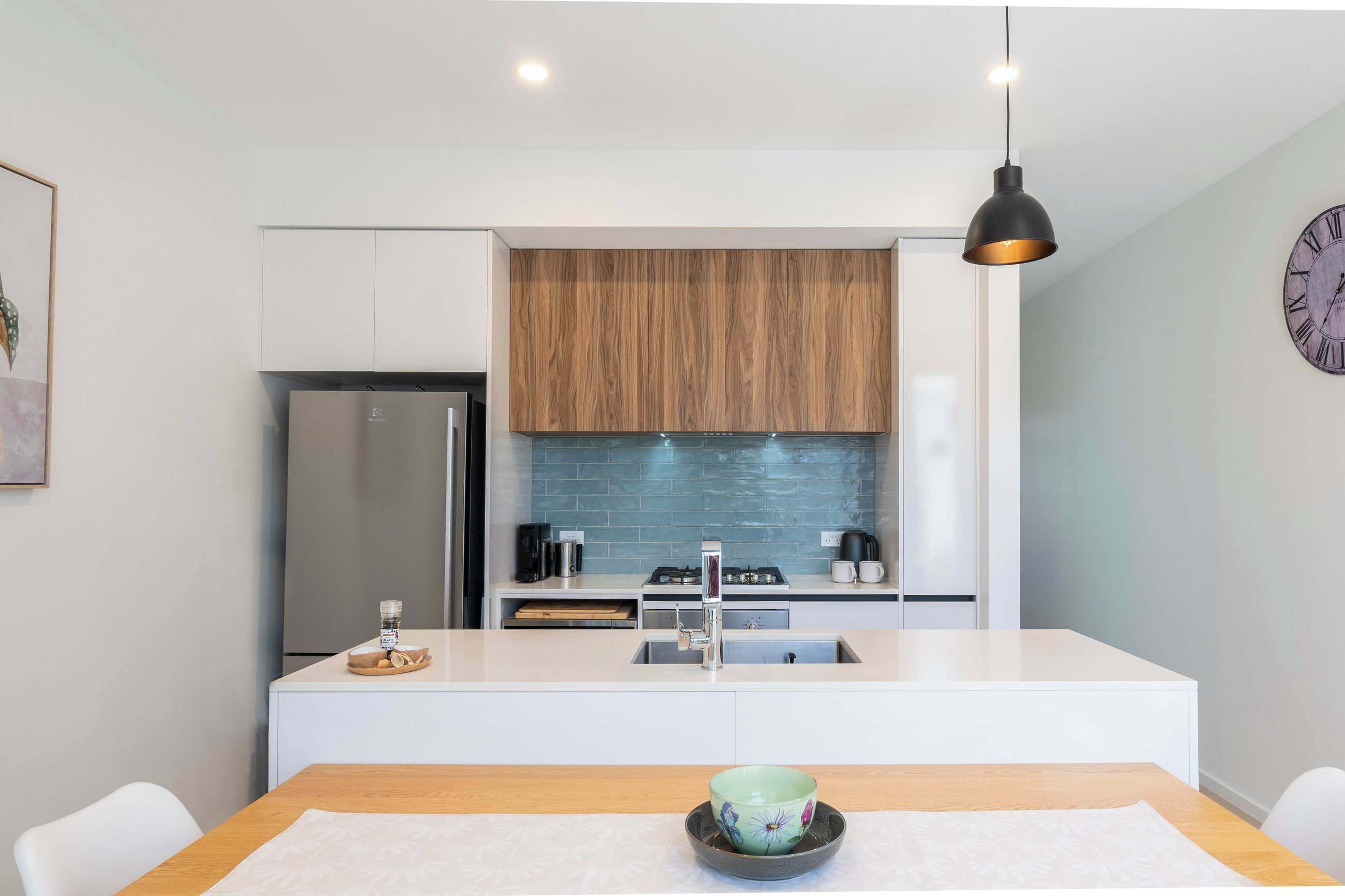 Frigorífico, microondas, horno y placa de cocina