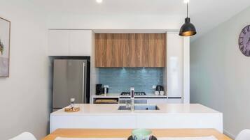 Frigorífico, microondas, horno y placa de cocina