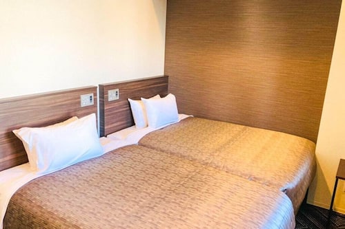 Premium bedding, desk, iron/ironing board, free WiFi