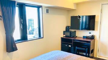 Premium bedding, desk, iron/ironing board, free WiFi