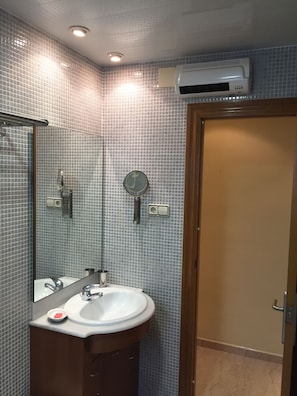 Douche, sĂšche-cheveux, serviettes fournies