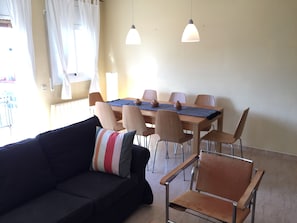 Dining - Inviting 2-Bed Apartment in Vilanova i la Geltrú (Vilanova i la Geltrú)