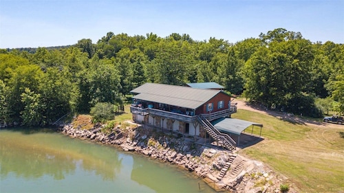 Cabin Right on Current River, conveniently located close to town.