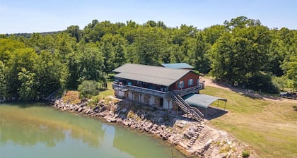 Cabin Right on Current River, conveniently located close to town.
