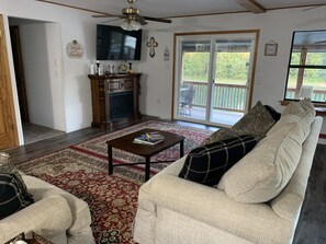 Smart TV, fireplace - Cabin Right on Current River, conveniently located close to town. (Doniphan)