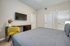 3 間睡房、書桌、熨斗/熨衫板、可攜式嬰兒床