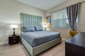 3 Schlafzimmer, Schreibtisch, Bügeleisen/Bügelbrett, Reisekinderbett