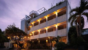 A multi-story hotel with balconies, a covered entrance, and a red carpet. - Deva Bali Apartment (Kerobokan)