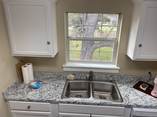 Cozy Loft Apartment....Safe quiet area.... Great for singles or couple
