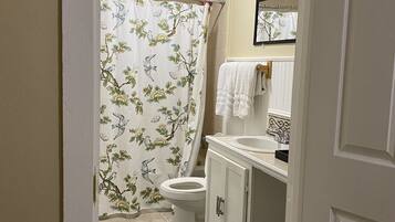 Ensemble douche/baignoire, serviettes fournies, savon, papier toilette