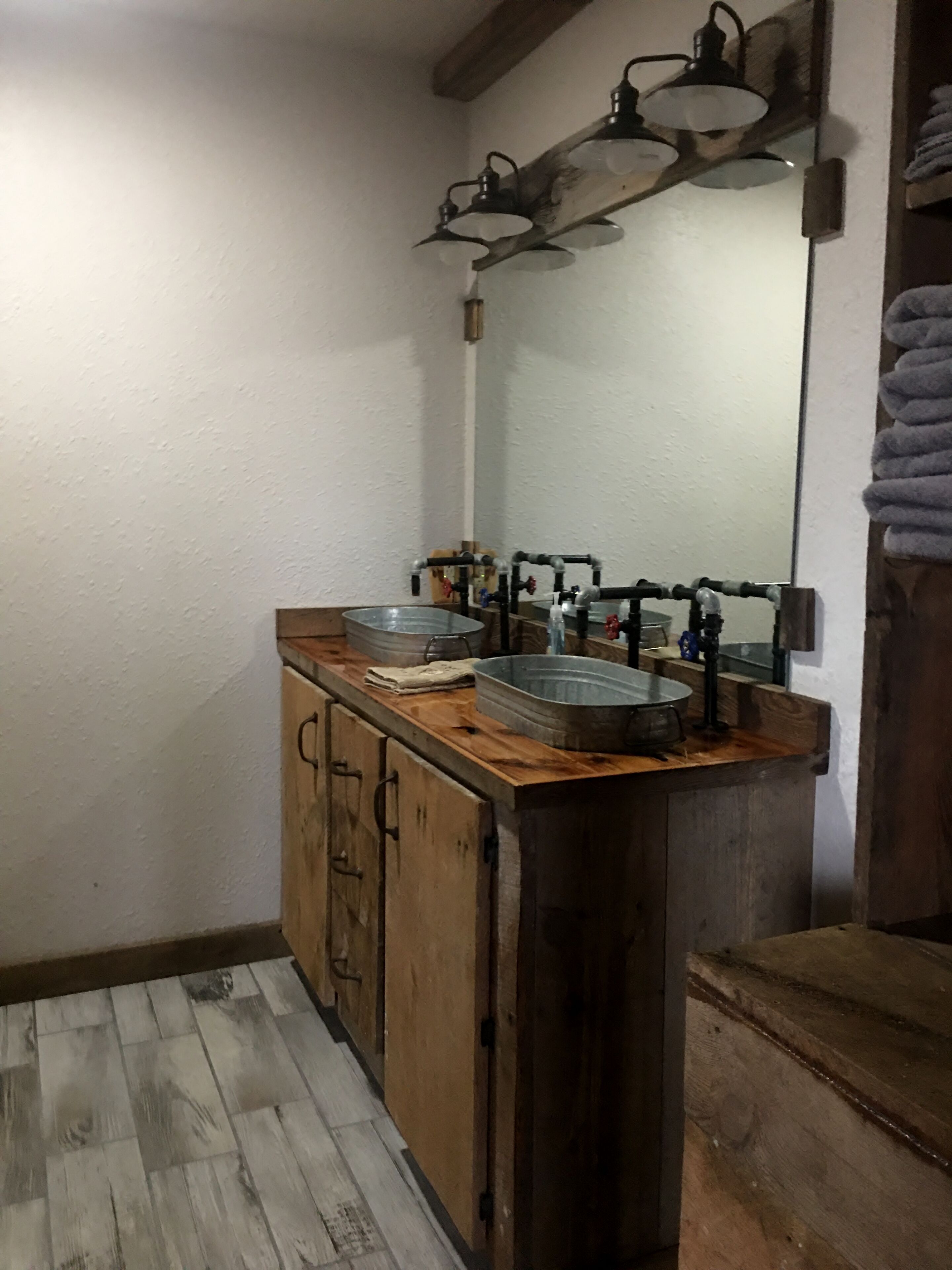 Tina, toallas, jabón, papel de baño 