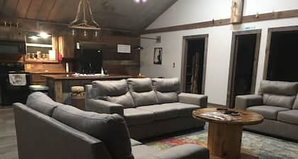 NEW! CJ's Crooked Hideaway-Secluded Cabin Near the White River
