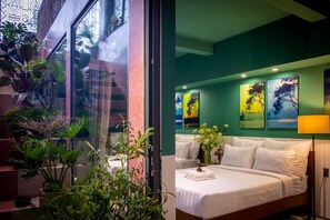 Minibar, decoración personalizada, muebles diferentes y escritorio