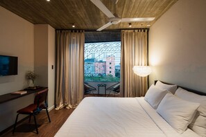 Minibar, individuell dekoriert, individuell eingerichtet, Schreibtisch