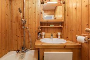 Combined shower/bathtub, hair dryer, towels