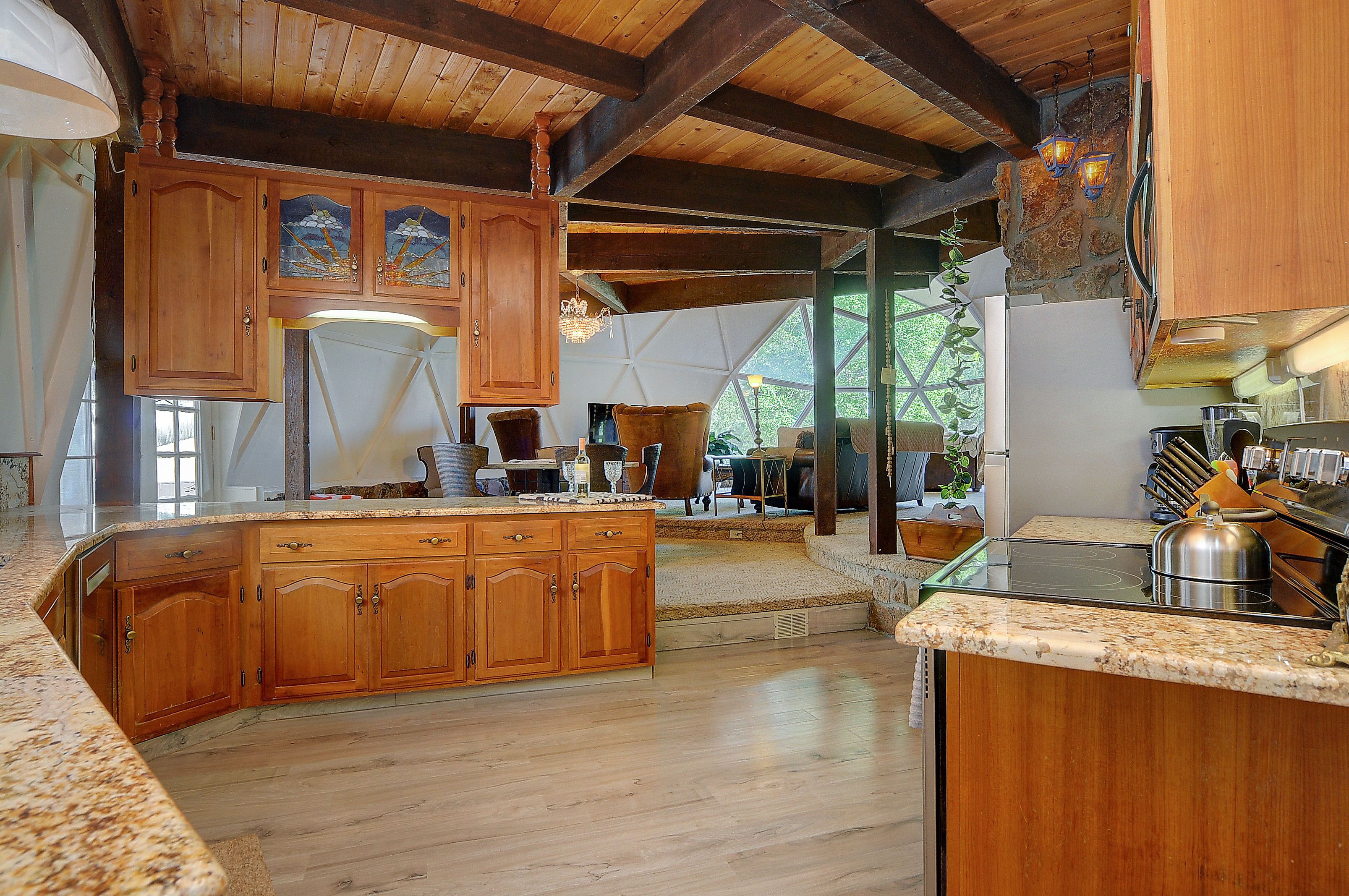 冷蔵庫、電子レンジ、オーブン、コンロ